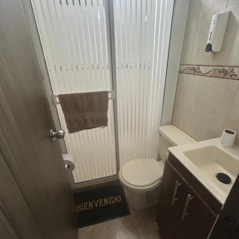 Acogedora Casa Cerca Del Graffitour Medellín - Three-Bedroom Apartment - 16