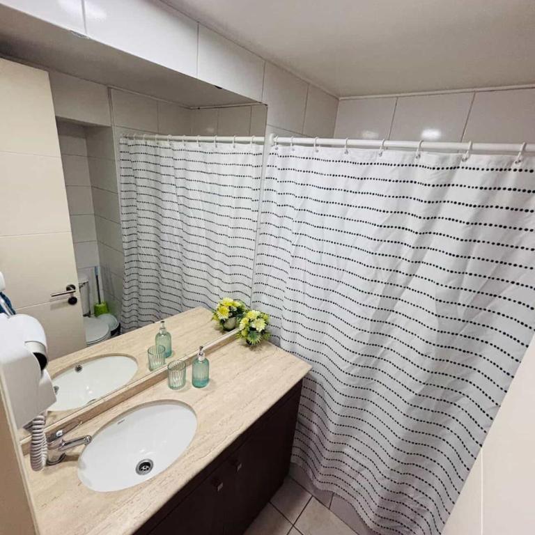 3 dormitorios Familiar con Estacionamiento gratis - Metro Santa Ana - Three-Bedroom Apartment - 12