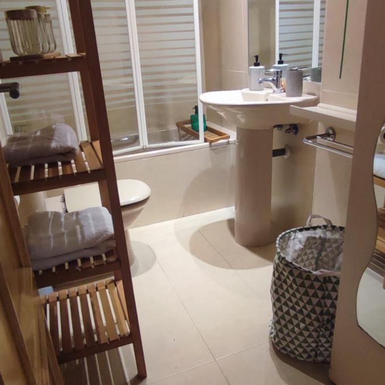Apartamento luminoso cerca de Plenilunio y aeropuerto con garaje, piscina y vigilancia 24h, se hace factura si es necesario - Apartamento de 1 dormitorio - 10
