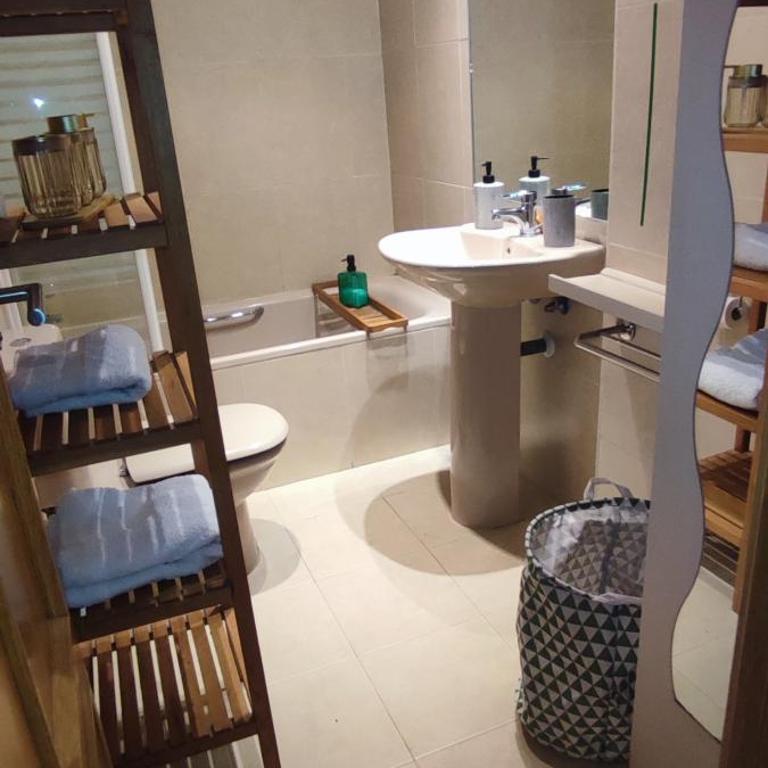 Apartamento luminoso cerca de Plenilunio y aeropuerto con garaje, piscina y vigilancia 24h, se hace factura si es necesario - Apartamento de 1 dormitorio - 9