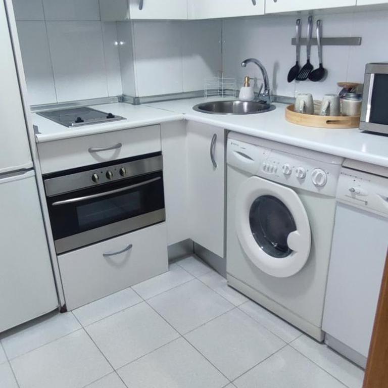 Apartamento luminoso cerca de Plenilunio y aeropuerto con garaje, piscina y vigilancia 24h, se hace factura si es necesario - Apartamento de 1 dormitorio - 7