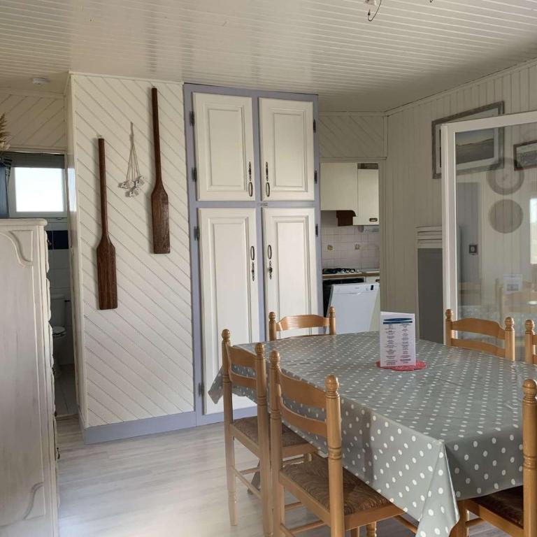 AIG 48 – Chalet climatisé – Gruissan – 6 personnes - Chalet 3 Chambres - 7