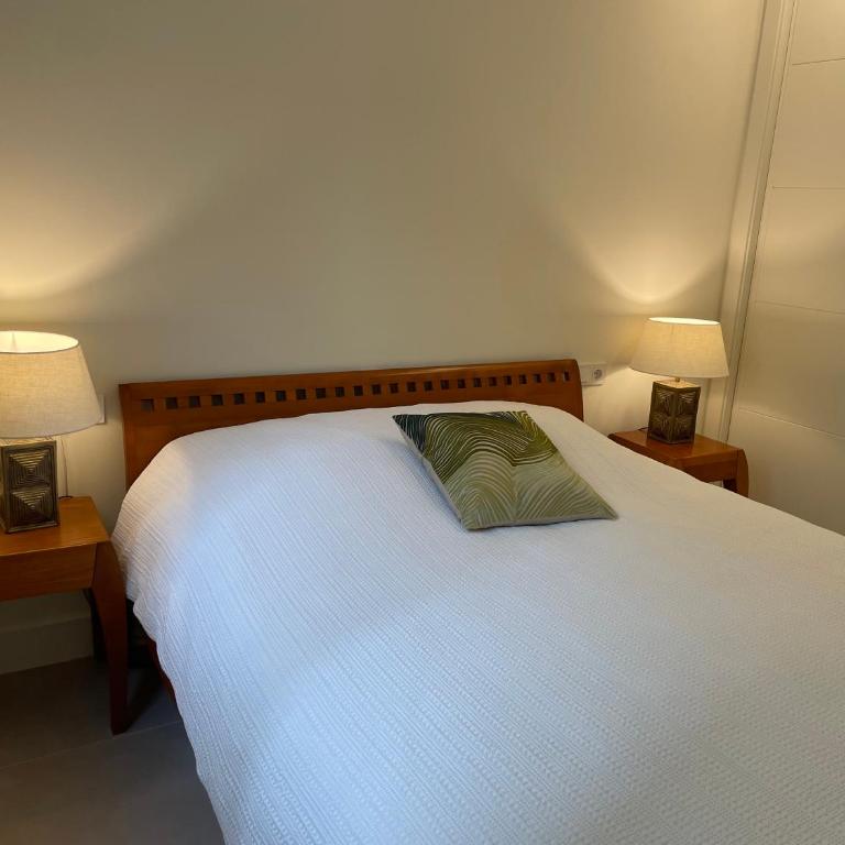 Private Garden Retreat with Pool, Walk to Beach - Casa Unifamiliar de 2 dormitorios - 8