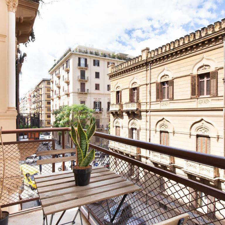 Palermo Holiday House - Suite & Rooms, Centro Politeama - Two-Bedroom Apartment with Balcony - 3