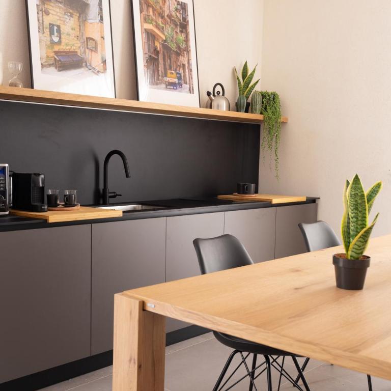 Palermo Holiday House - Suite & Rooms, Centro Politeama - Two-Bedroom Apartment with Balcony - 1