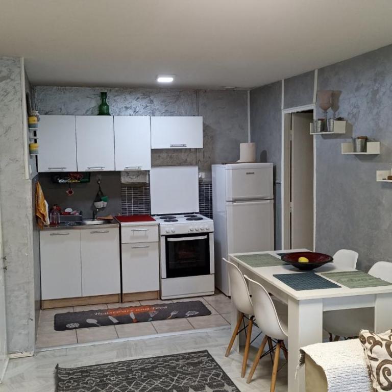 Jela - Spacious Two-Bedroom Apartment near City Center with Free Parking & Wi-Fi - Apartman sa 2 Spavaće Sobe - 4