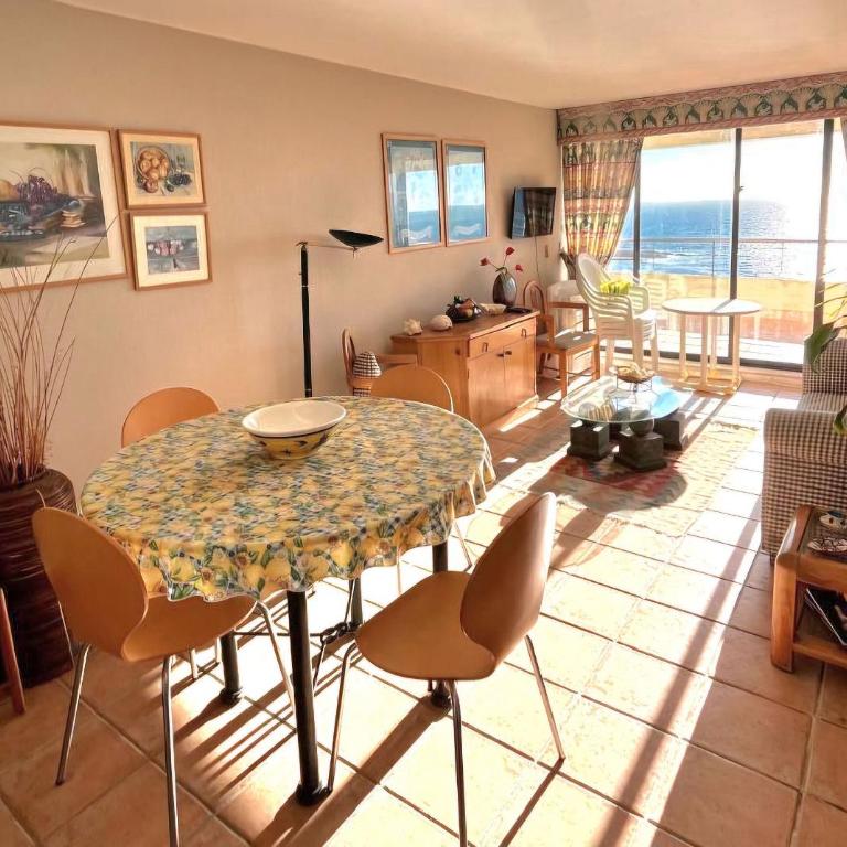 Gran depto en Cochoa frente a la playa - Three-Bedroom Apartment - 10