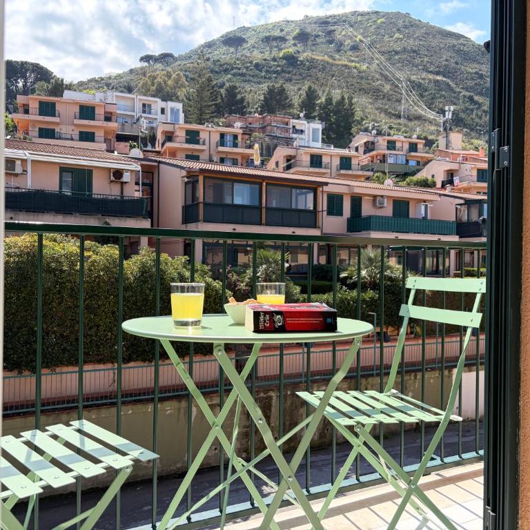 Ma&Mi Guest House - Camera Tripla con Balcone e Vista Montagna - 1