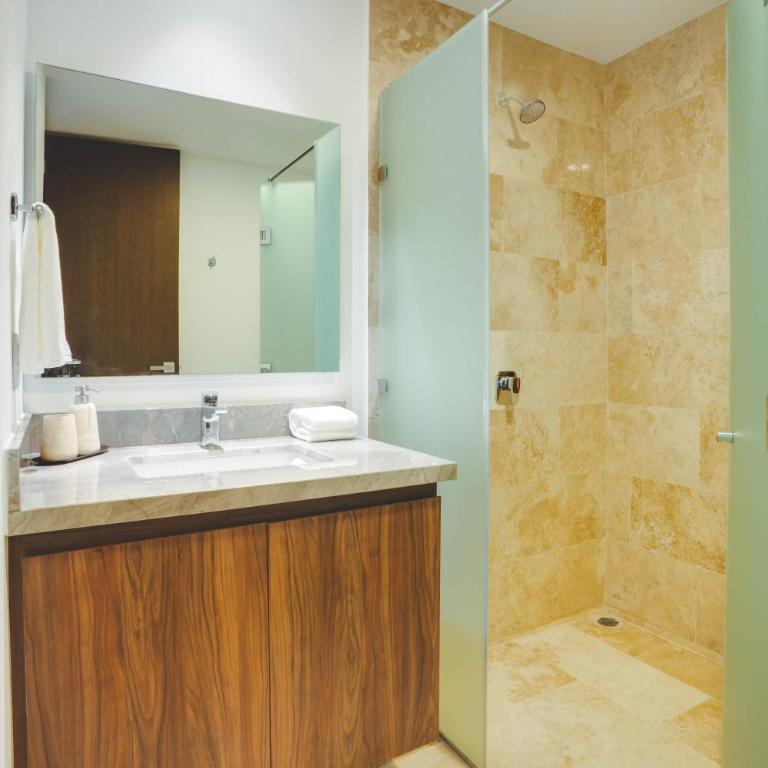 Luxury 2BR Retreat with Private Pool & Spa - Apartamento - 25