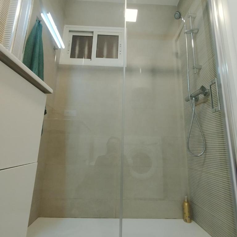 Estudio vista al mar,ideal para dos personas,piscinas ,completamente equipado , rodeado de restaurante y comercios ,estación Renfe - Apartamento de 1 dormitorio - 12