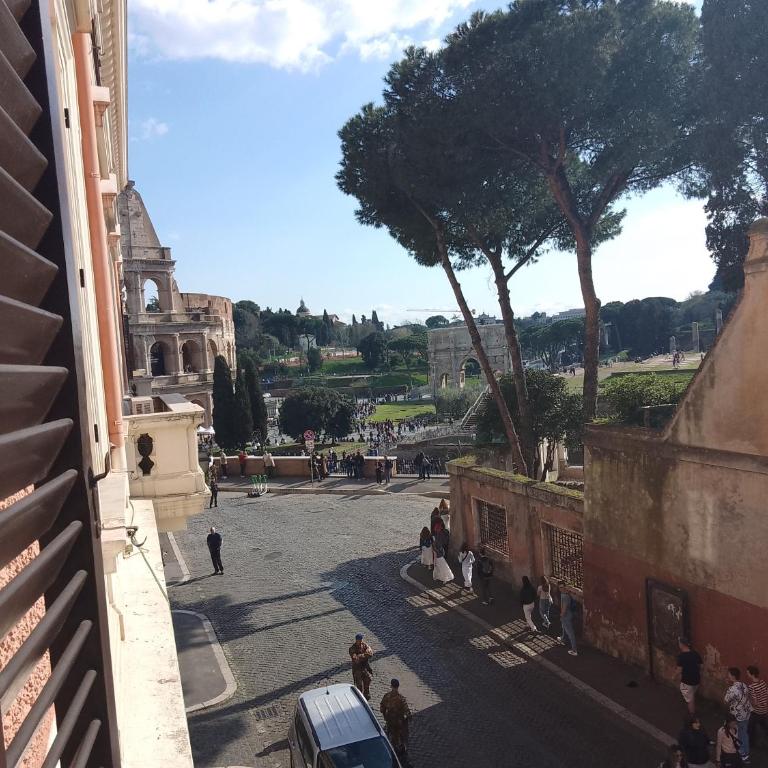 Vista Colosseo con 3 camere, 3 bagni a 100m dalla metro Colosseo - Appartamento con 3 Camere da Letto e con Vista - 3
