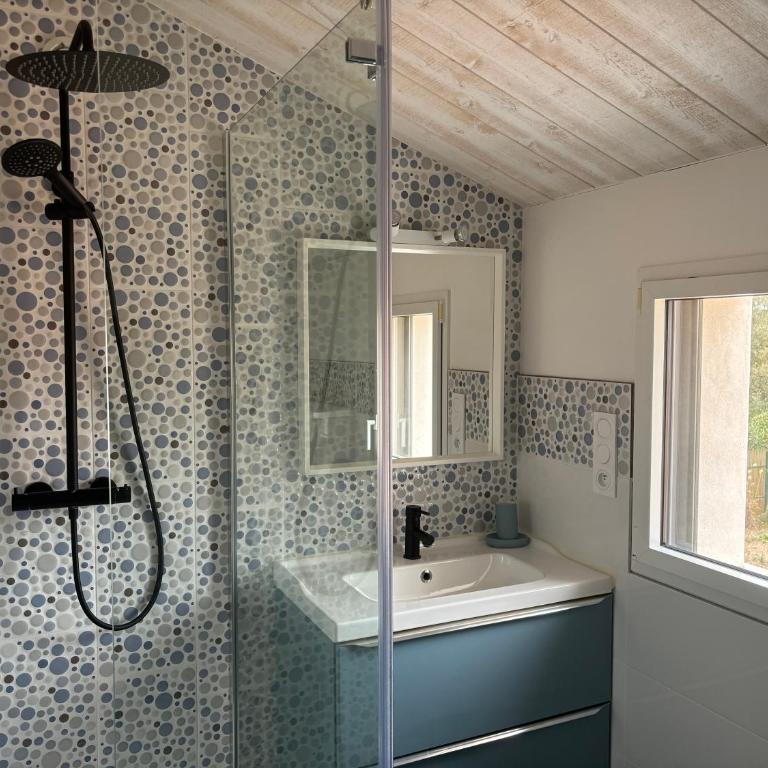 Villa LES EMBRUNS avec piscine intérieure chauffée 2 à 8 personnes - Villa avec Piscine Privée - 24