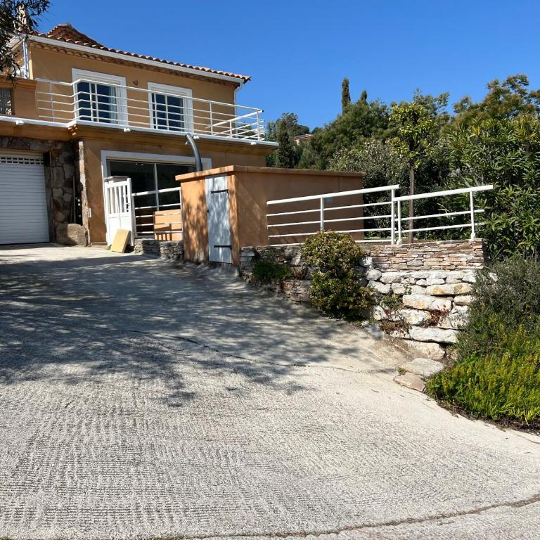 Ou Souleou appartement 3 étoiles dans villa Spa béton jardin vue mer et colline - Apartamento de 2 dormitorios con vistas - 2