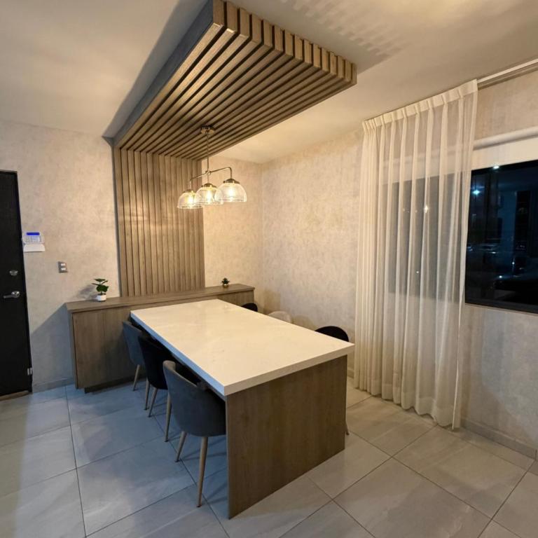 Depa equipado planta baja, alberca, gym y excelente ubicación, a 10min de estadio BBVA sede del mundial - Two-Bedroom Apartment - 12