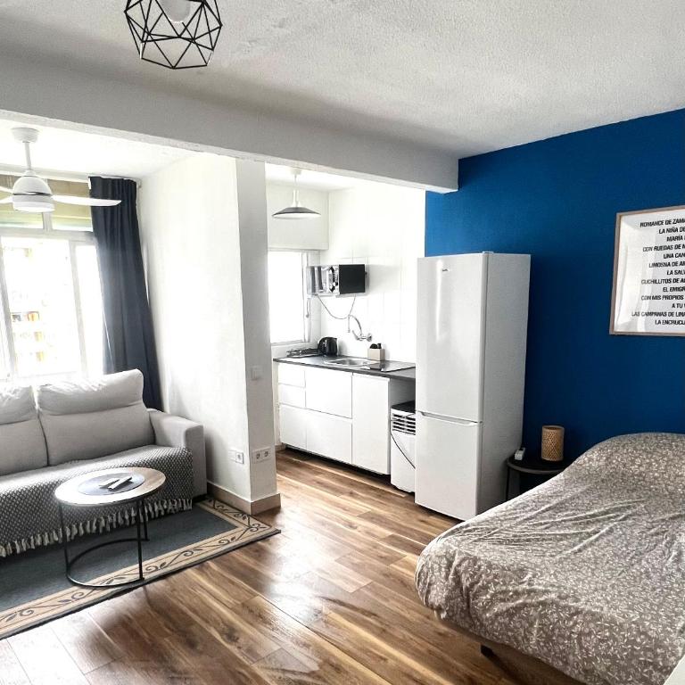 Torremolinos Center Studio & 10 min beach - Apartamento Estudio - 8