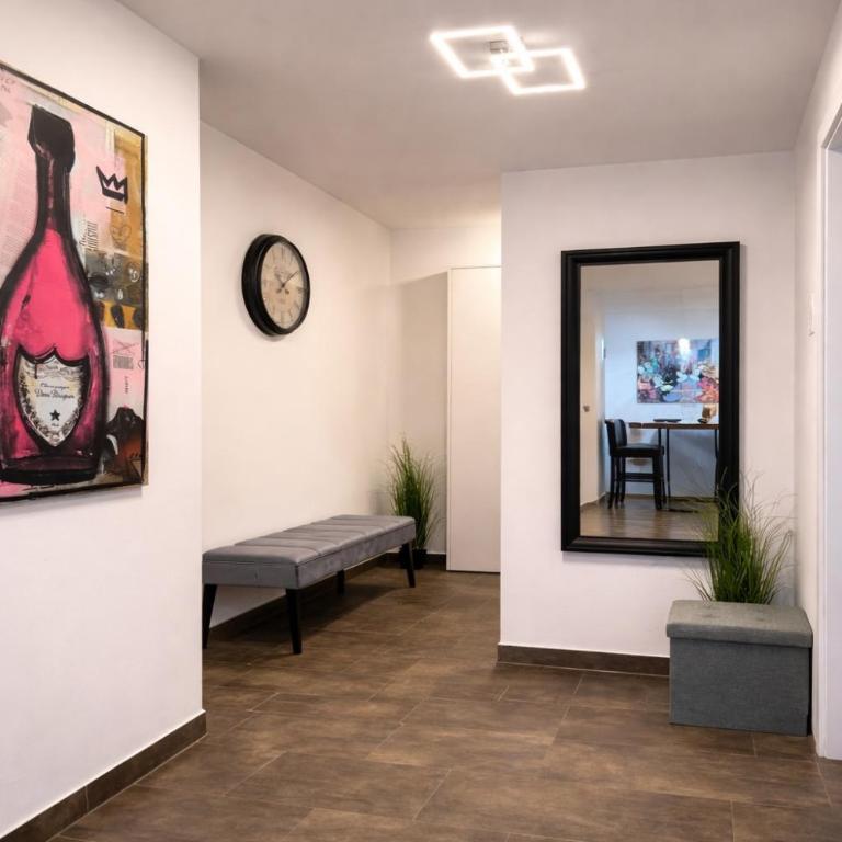 Wohnen am Fluss im City Apartment Linz Donaublick - Garten, Cafe & WLAN, Self-checkin, Parkplatz, für 4 Gäste - Apartment mit 2 Schlafzimmern - 3