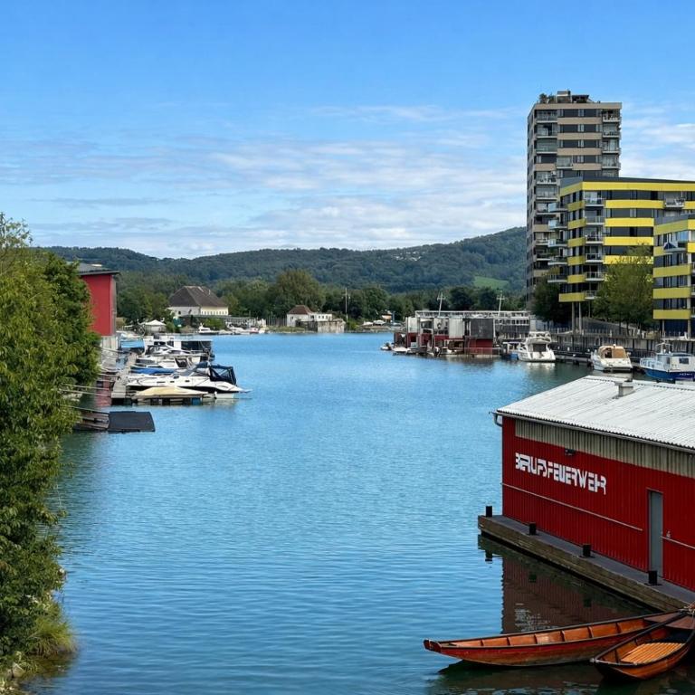 Wohnen am Fluss im City Apartment Linz Donaublick - Garten, Cafe & WLAN, Self-checkin, Parkplatz, für 4 Gäste - Apartment mit 2 Schlafzimmern - 5