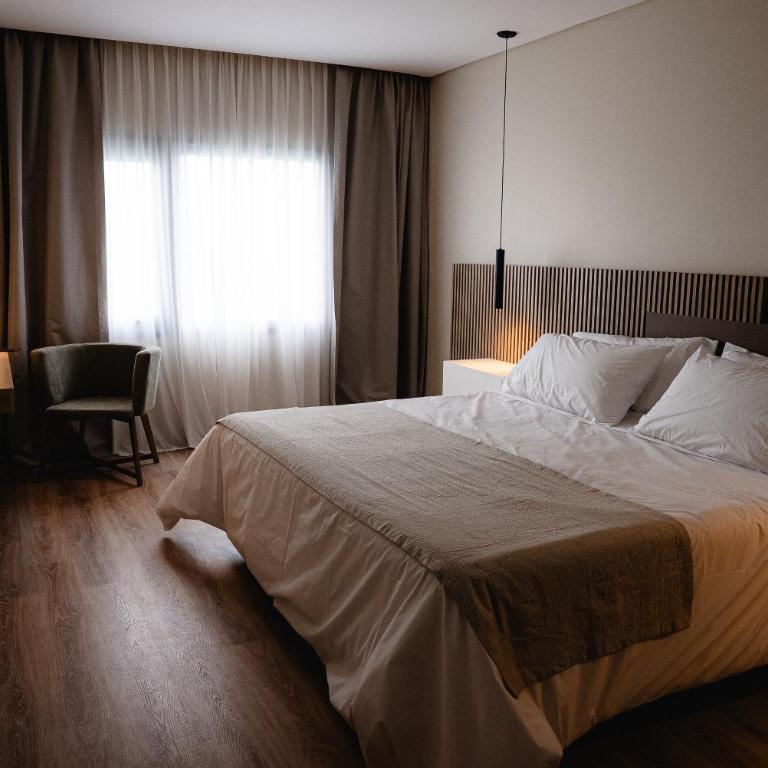Howard Johnson Hotel, Spa & Convention Center Bahia Blanca - Superior King Room - 1