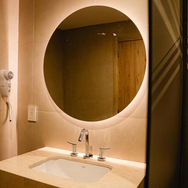 Howard Johnson Hotel, Spa & Convention Center Bahia Blanca - Superior King Room - 6