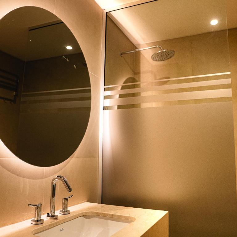 Howard Johnson Hotel, Spa & Convention Center Bahia Blanca - Superior King Room - 8