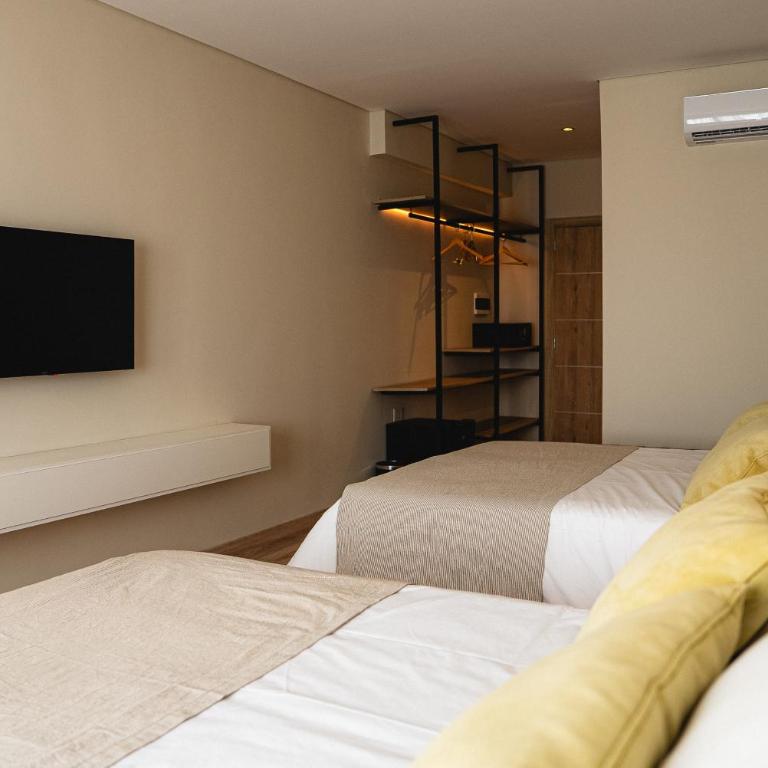 Howard Johnson Hotel, Spa & Convention Center Bahia Blanca - Superior Queen Room with Two Queen Beds - 6