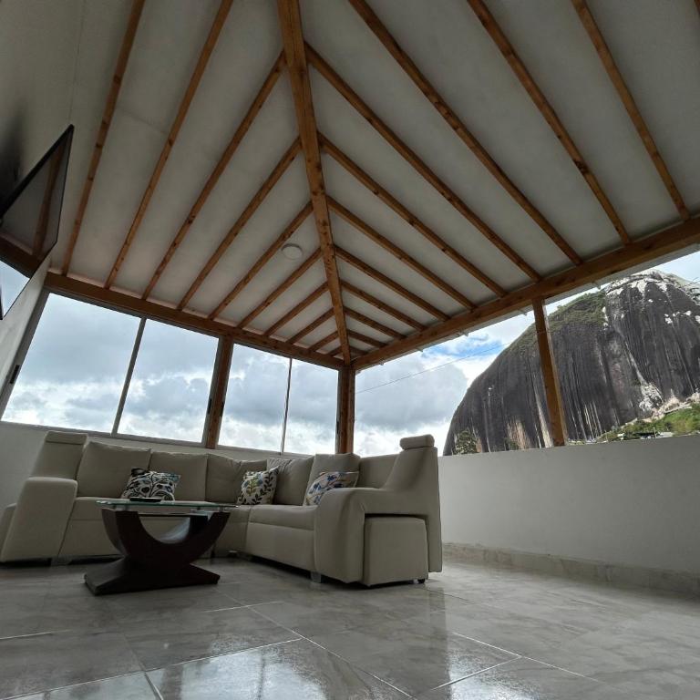 Cómoda casa con espectacular vista a la piedra y embalse - Apartamento de 3 dormitorios - 2