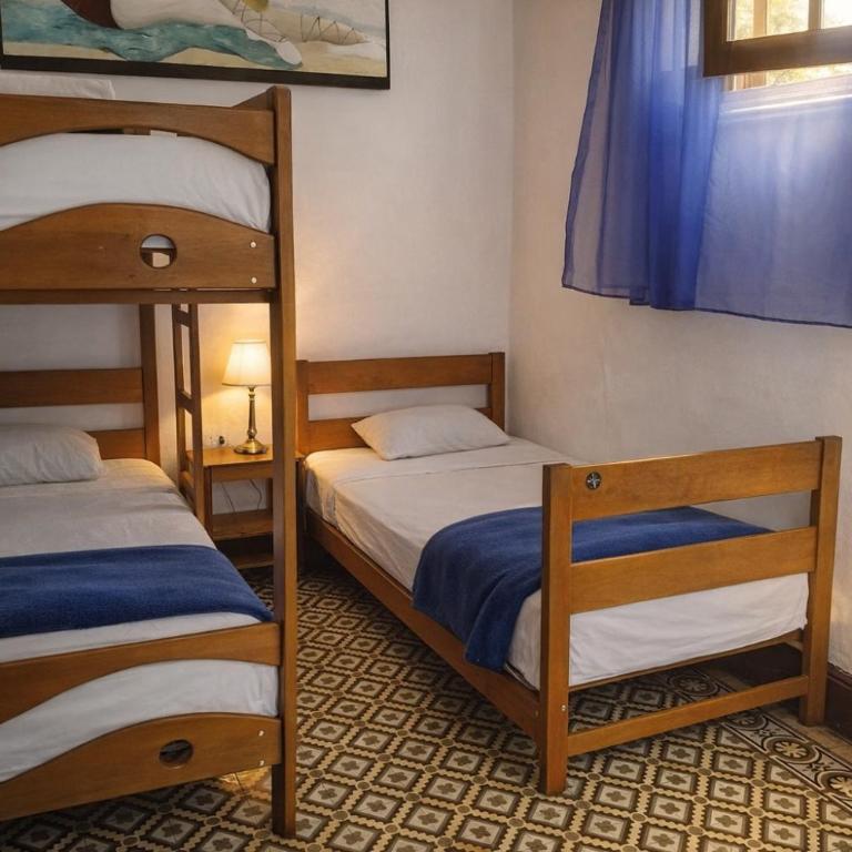 1900 Backpacker's Hostel - Triple Room - 9