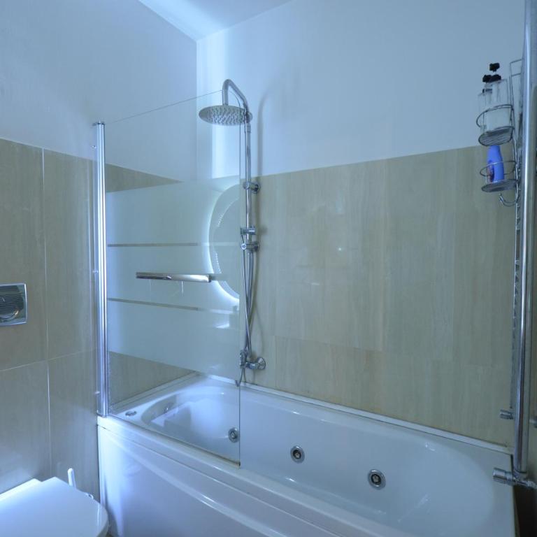 Getaway Roma Home - Three-Bedroom Apartment - 32