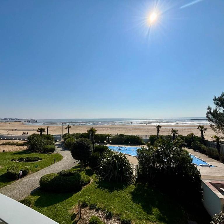 Appartement luxe 2 chambres, balcon, accès plage, piscine, animaux admis, parking - FR-1-194-236 - Appartement - 24