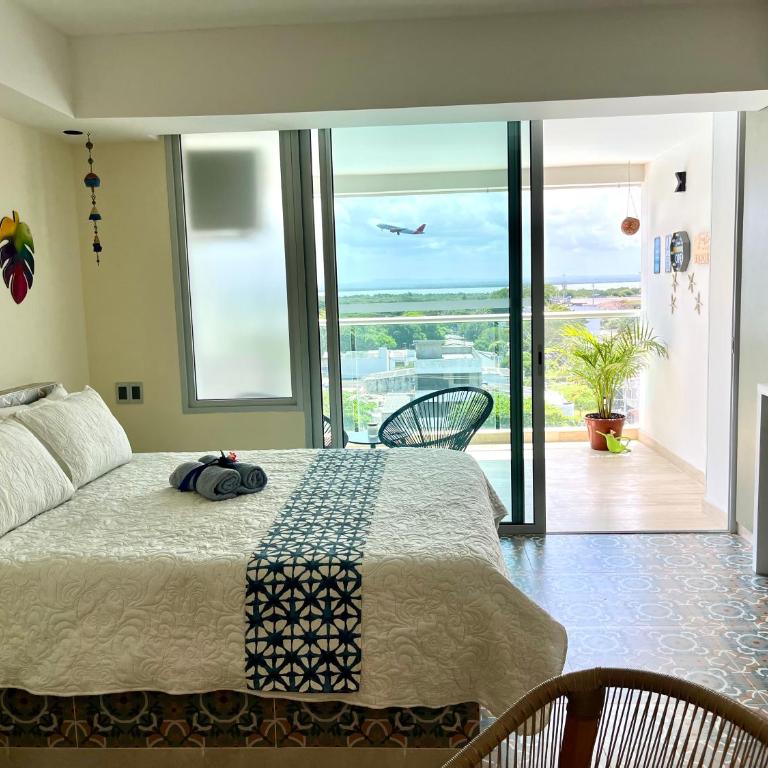 Lovely Suite steps away from the airport and sea - One-Bedroom Apartment with Pool View - 1