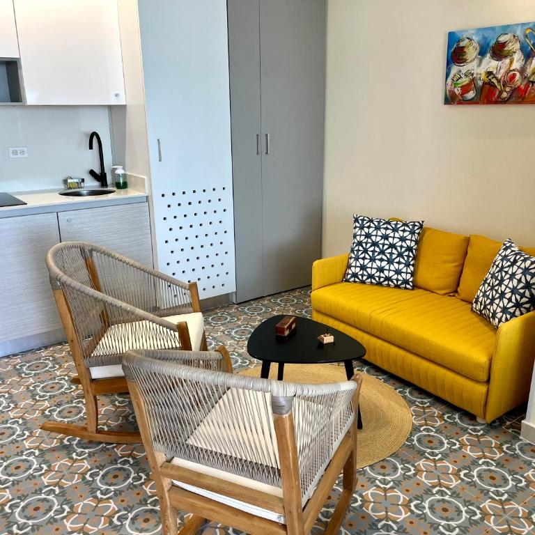 Lovely Suite steps away from the airport and sea - One-Bedroom Apartment with Pool View - 11