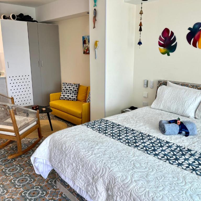 Lovely Suite steps away from the airport and sea - One-Bedroom Apartment with Pool View - 7