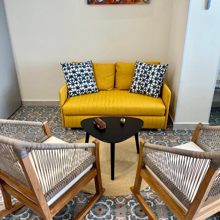Lovely Suite steps away from the airport and sea - One-Bedroom Apartment with Pool View - 10