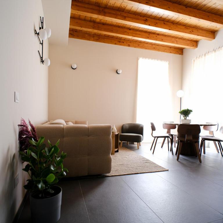 The Tower Premium Apartment - Beams & Views - 3 Min Walk to Bernina Express & Station - Apartment mit 1 Schlafzimmer, Balkon und Bergblick - 21