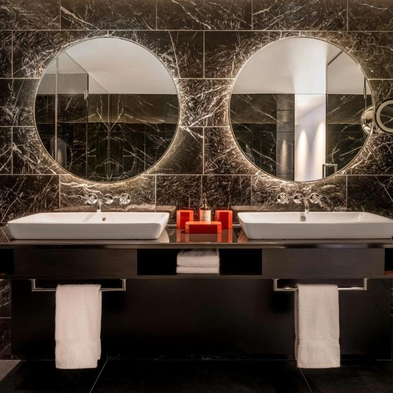 The Dean Munich, Autograph Collection - Suite Prestige 1 Lit King-Size avec Jacuzzi et Balcon - 3