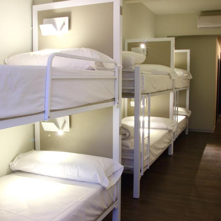 Poshtel Bilbao - Premium Hostel - Premium Bunk Bed in 14-Bed Mixed Dormitory Room with Private Bathroom - 4