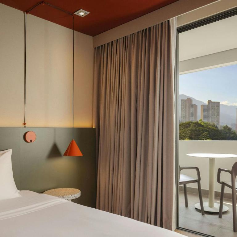 Loma, Medellin, a Tribute Portfolio Hotel - Deluxe Queen Room with Mountain View and Balcony - 5