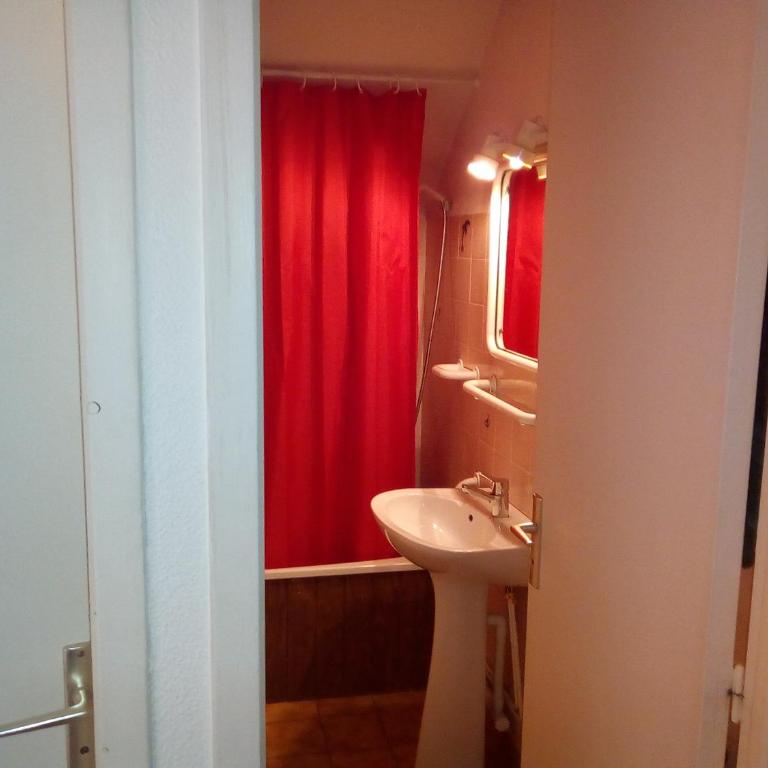 Studio avec balcon à Guillestre 05 - 2 place de l' église - Résidence le priouré - Appartement N 26 - Appartement 1 Chambre - 2