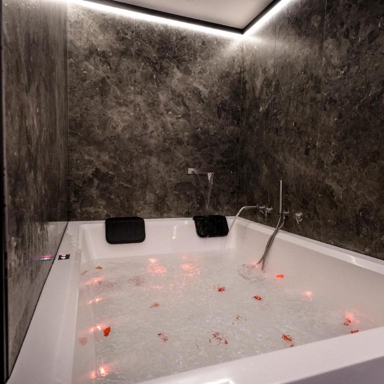 La Mia Terra Boutique Rooms - Camera Matrimoniale con Vasca Idromassaggio - 1