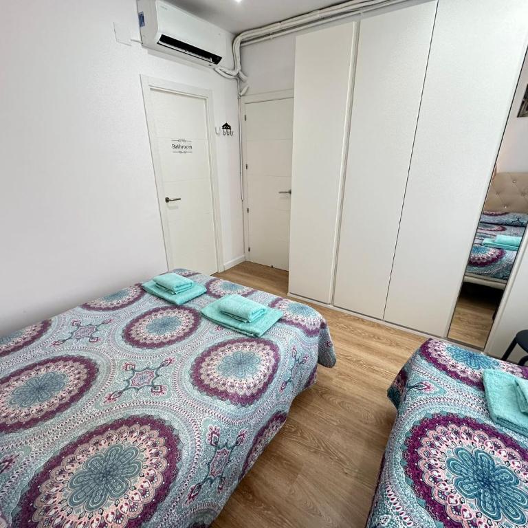 Rooms in Apartment Borrell - Triple Room with Private Bathroom - 5
