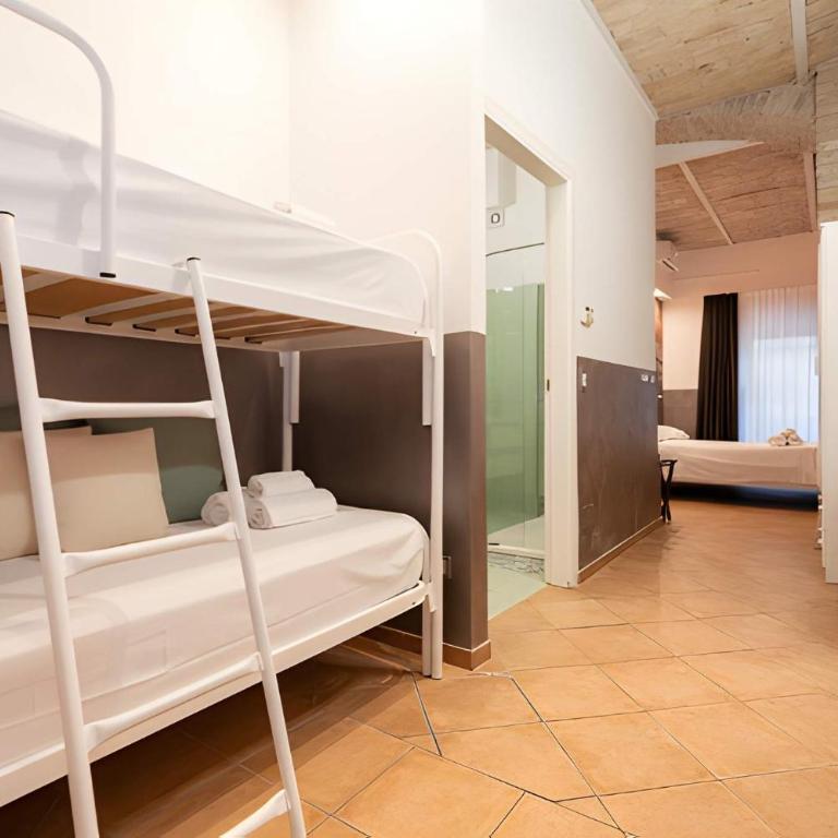 Heart of Pescara Elegant Suites - Chic Suites in Pescara Center & 2 steps from Sea - AC & Wifi - Camera Matrimoniale con Bagno Privato - 1