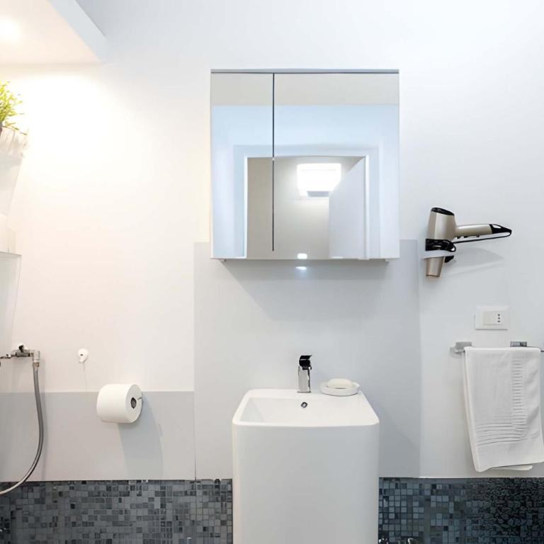 Heart of Pescara Elegant Suites - Chic Suites in Pescara Center & 2 steps from Sea - AC & Wifi - Camera Matrimoniale con Bagno Privato - 5