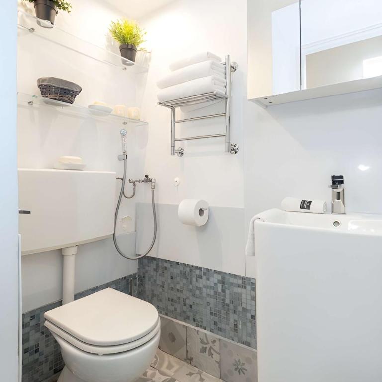 Heart of Pescara Elegant Suites - Chic Suites in Pescara Center & 2 steps from Sea - AC & Wifi - Camera Matrimoniale con Bagno Privato - 4