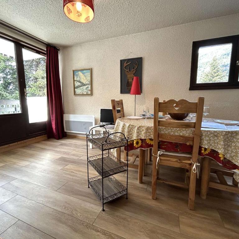 Studio avec coin montagne - 4 pers, à 100m des télécabines, piscine, parking, casier à ski - Appartement 1 Chambre - 21