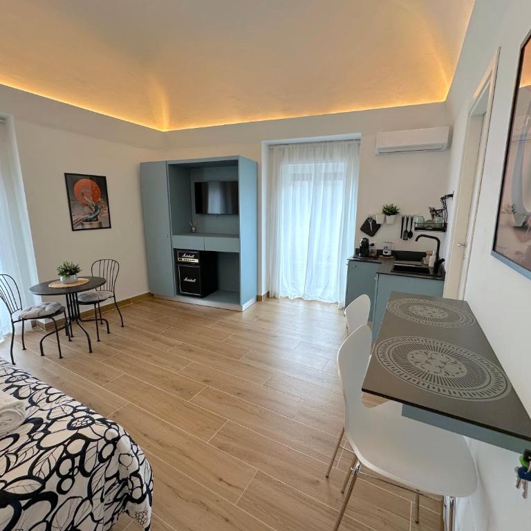 Umbrella Street Home - One-Bedroom Apartment - 11