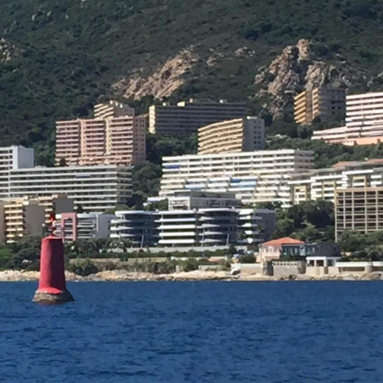 Appartement T3 classé 3 étoiles vue mer avec terrasse ,plage 2 minutes à pied - Appartement 2 Chambres - 17