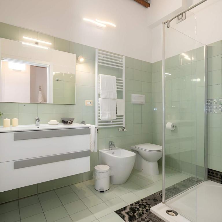 Heart of Pescara Elegant Suites - Chic Suites in Pescara Center & 2 steps from Sea - AC & Wifi - Camera Matrimoniale con Bagno Privato - 7