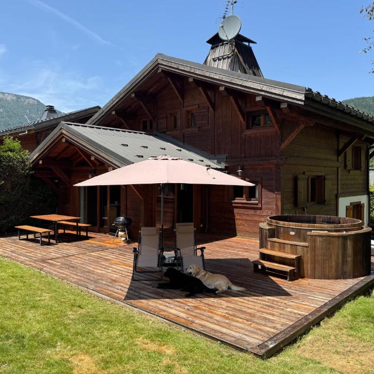 Luxurious Chalet With Breathtaking Mont Blanc Massif Views From Hot Tub and Garden plus Sauna - Chalet - 8