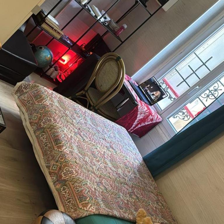 Studio Maryline de 18 m2 - Calme - Rez de chaussée sur patio Privé - Grand Canapé-Lit Clic Clac pour 2 personnes - Kitchenette - Salle de bain - 5 minutes du Métro Brochant de la ligne 13,Bus 54,74 et 31 vers sites touristiques - Appartement 1 Chambre - 11