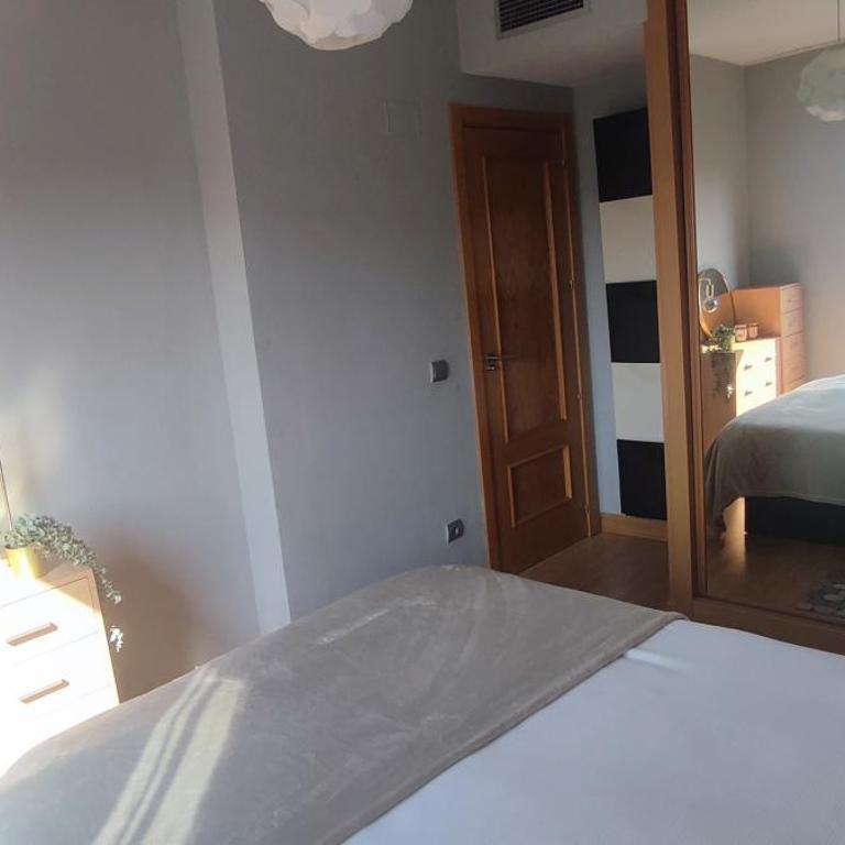 Apartamento luminoso cerca de Plenilunio y aeropuerto con garaje, piscina y vigilancia 24h, se hace factura si es necesario - Apartamento de 1 dormitorio - 6
